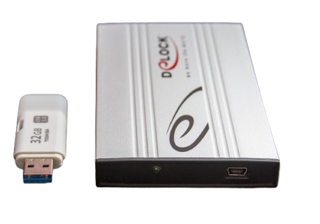 Fotografía dunha memoria USB e dun disco duro externo