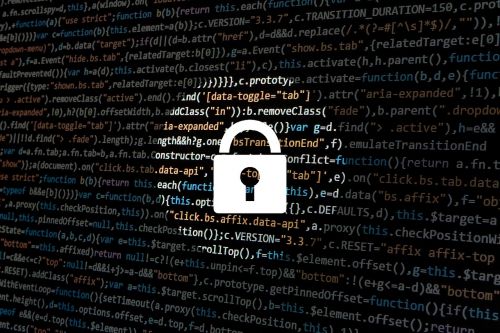 Imaxe cun candado en primeiro plan e fondo con frases de código