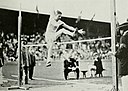 Na imaxe observamos a Platt Adams durante a competición de salto de altura nos Xogos Olímpicos de Verán de 1912.
