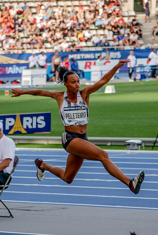 Fotografía onde se observa a Ana Peleteiro realizando un salto de triplo