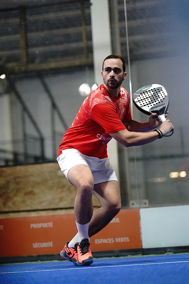 Bastien Blanqué golpeando unha pelota de tenis cunha raqueta