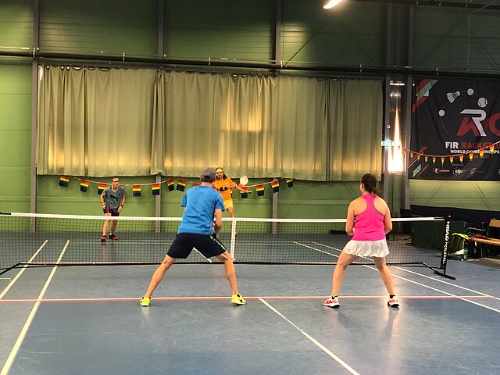 Imaxe dun partido de Pickleball onde se pode ver o terreo de xogo.