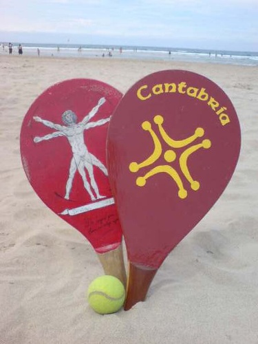 Imaxe de 2 pas cántabras na area dunha praia.