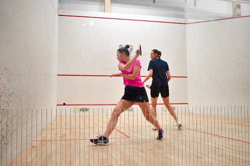 Imaxe de 2 rapazas xogando ao squash