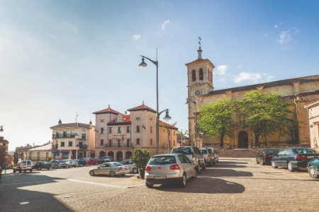 Imaxe da praza dunha vila en España