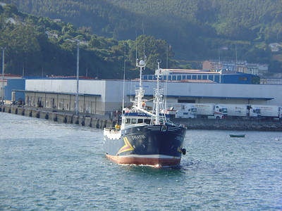 Barco de pesca saíndo do porto de Burela