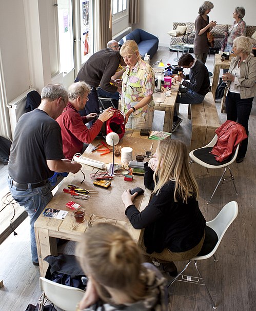 Café de reparación en Ámsterdam-Oeste.
