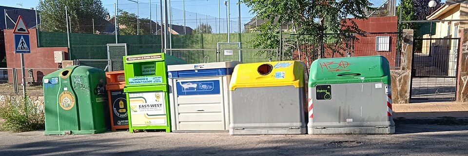 Contedores de reciclaxe en Alpedrete para os distintos materiais identificados con cores