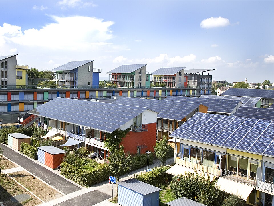 Vivendas sostibles alimentadas mediante enerxía solar fotovoltaica no barrio solar de Vauban (Friburgo, Alemania).