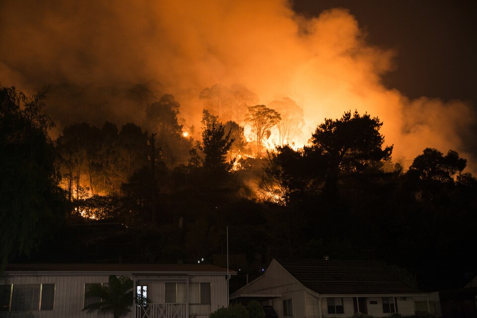 Incendio incontrolado durante a noite