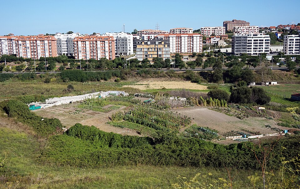 Aforas de Santander, Cantabria onde se ven unha mestura de edificios e campos de cultivo
