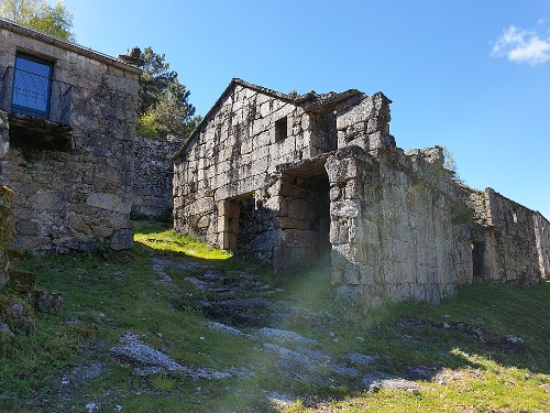 casas abandonadas da aldea de O Salgueiro, Prado de LImia