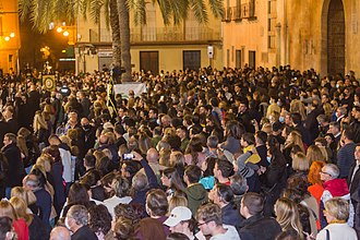 Una gran multitud acude a la Plaça de Baix para presenciar la Trencà del Guió.