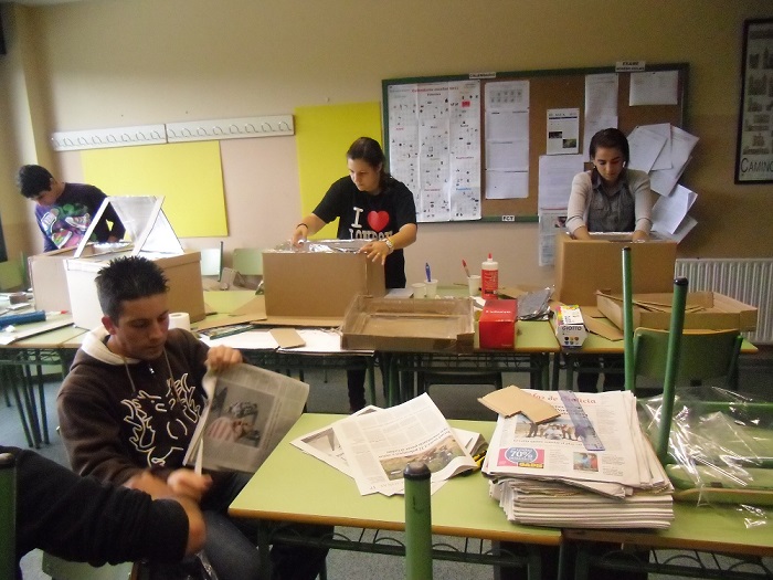 Alumnado de secundaria fabricando fornos solares con caixas recicladas e xornais