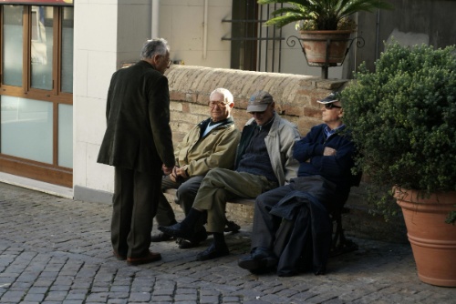 Un grupo de persoas maiores sentadas nun banco