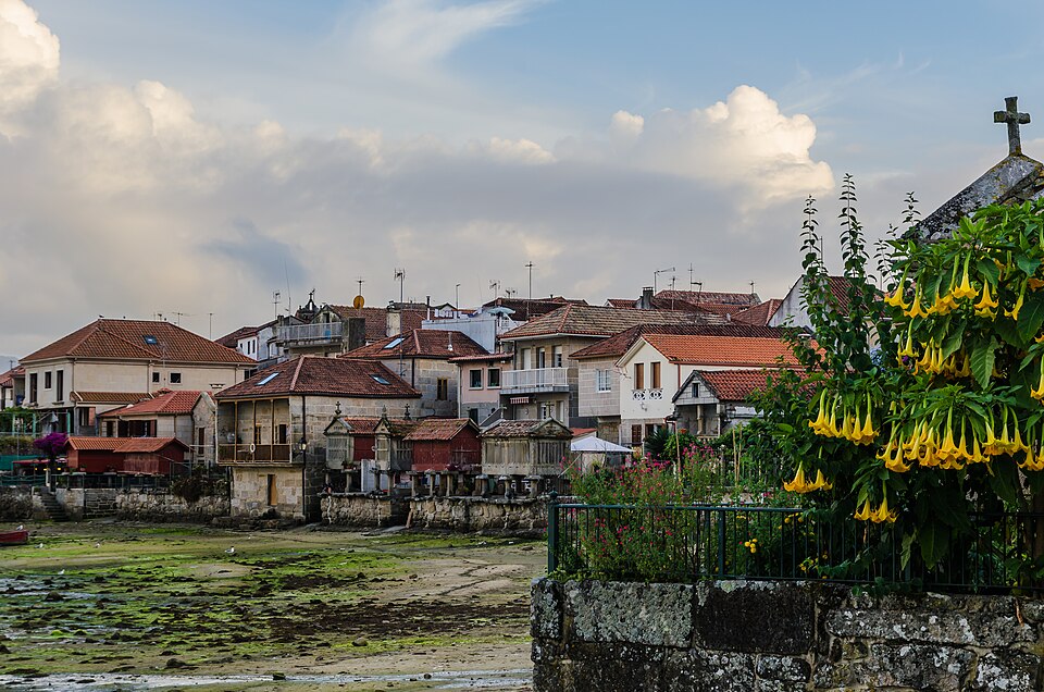 Vila de Combarro cos seus hórreos