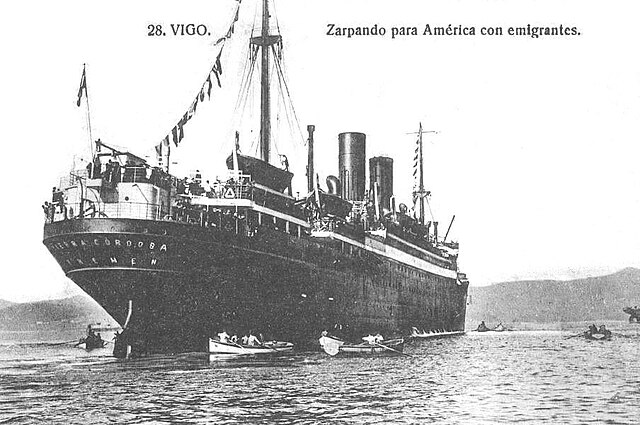 Fotografía antiga dun barco partindo do porto de Vigo con emigrantes