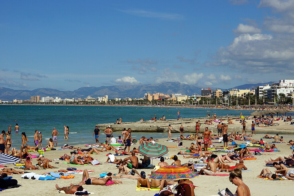 Vista dunha praia de Palma de Mallorca, exemplo de turismo de sol e praia