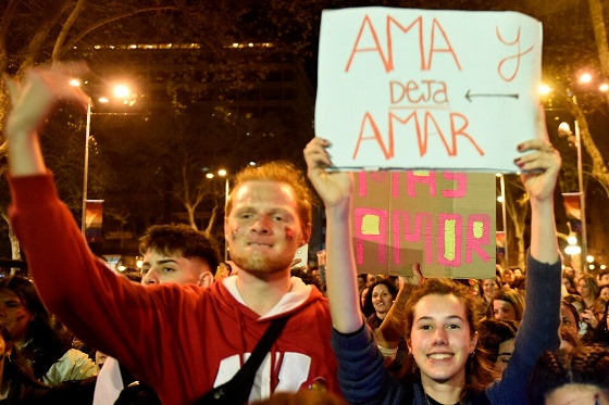 Fotografía de dúas persoas novas nunha manifestación