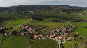 Vista aérea dunha zona rural galega con poboamento