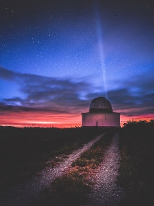Vista nocturna del observatorio de Forcarei desde uno de sus accesos