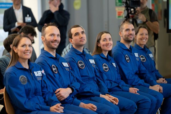 Astronautas candidatos de la ESA sentados en una conferencia