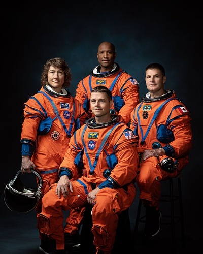 Tripulación formada por cuatro astronautas de la NASA, en primer plano.