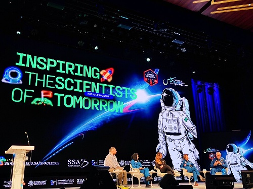 Audiencia con astronautas en una charla divulgativa