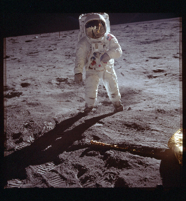 Astronauta Buzz Aldrin en su traje espacial y sobre la superficie lunar