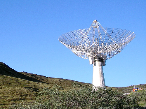 Antena parabólica Cassegrain sobre un paisaje montañoso