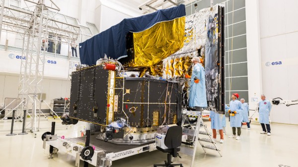 Ingenieros trabajando en un satélite grande