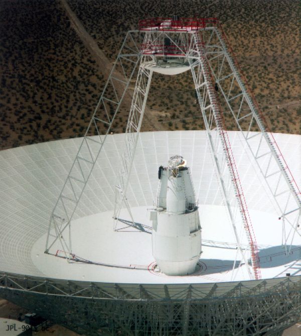 Una radio antena Cassegrain en el Complejo de Antenas JPL Goldstone, con un disco de 70 m de diámetro. En este caso, el foco final está en frente del espejo primario.