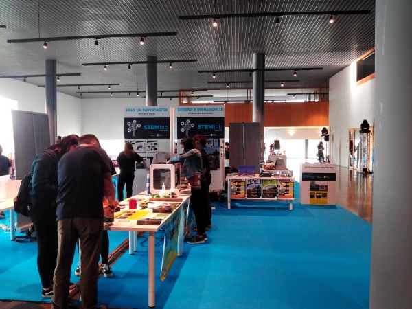 Personas trabajando en una feria STEM