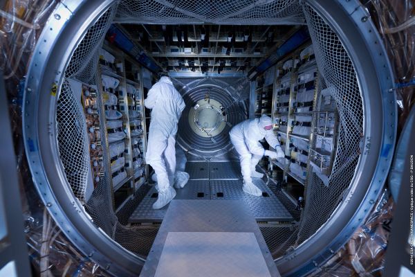 Cargando carga ATV-5 Técnicos nave espacial