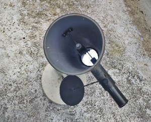 Detalle que muestra un espejo reflector dentro de un telescopio