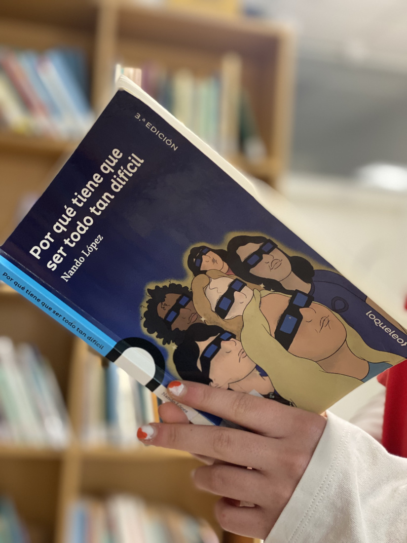 manos sosteniendo libro abierto para leer