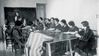 María de Maeztu impartiendo clase en la Residencia de Señoritas