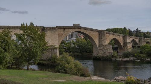 Imagen lateral del puente romano de Ourense donde se observan los arcos.