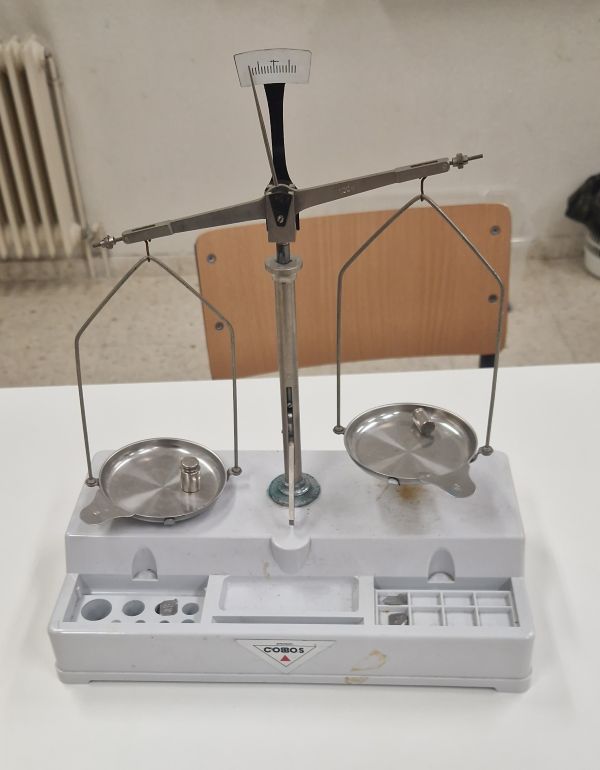 Balanza de precisión de laboratorio