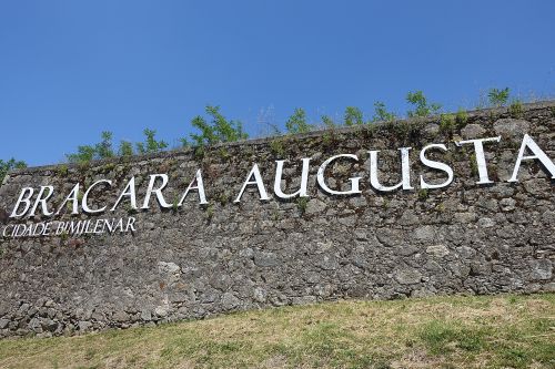 Imagen con letras de Bracara Augusta sobre una pared de piedra.