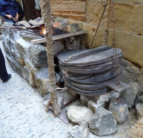 Fuelle de fragua antiguo de cuero y madera, utilizado para avivar el fuego.