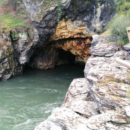 Imagen del túnel de Montefurado en una montaña rocosa.
