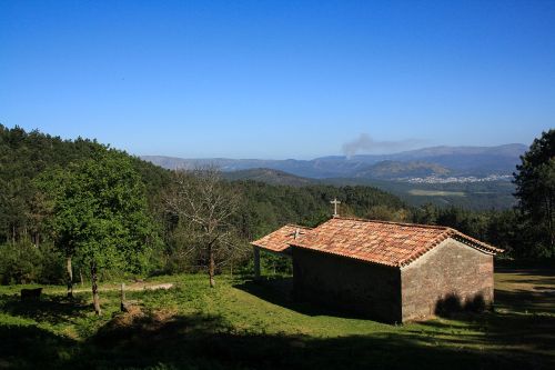 Imagen del paisaje con una iglesia en O Rosal.