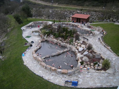 Imagen de las termas de Outariz con gente bañándose.