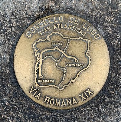 Placa con el trazado de las vías atlánticas de la época romana.