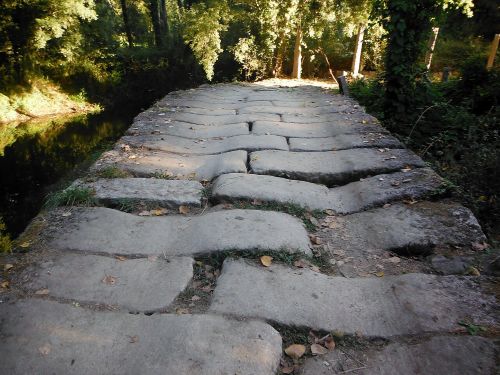 Via XIX Romana encima de un puente en el Camino Portugués.