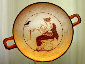 Plato de la Antigua Grecia con la imagen del dios Apolo tocando la lira