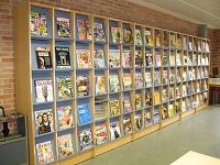 Estanterías con revistas y otras publicaciones variadas en la biblioteca Nodal
