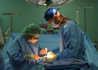 Médicos haciendo una operación