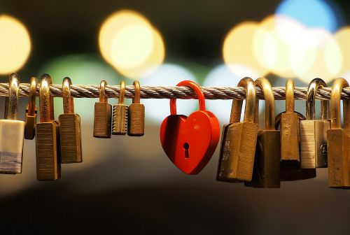 Candados de amor Candados colgados con uno central que es un corazón